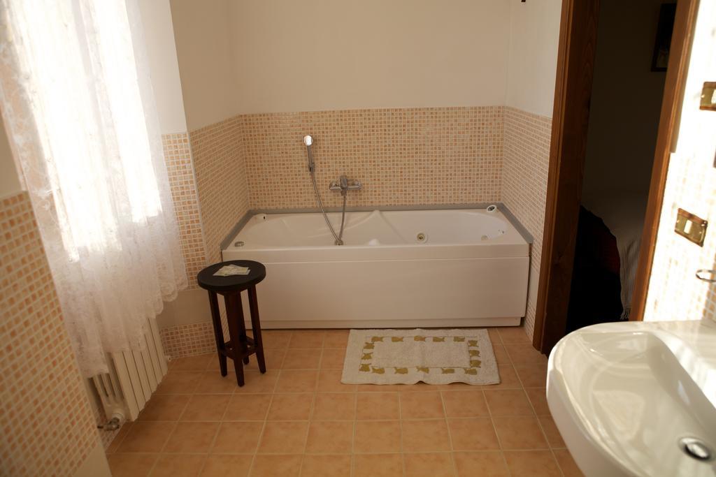 Отель Agriturismo La Rocca Marsia Номер фото
